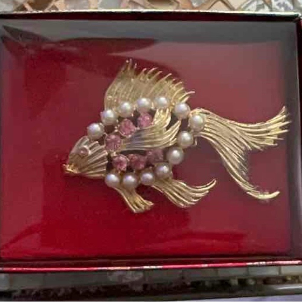 Elegant Gold Fish Brooch with Pearls and Pink Gems